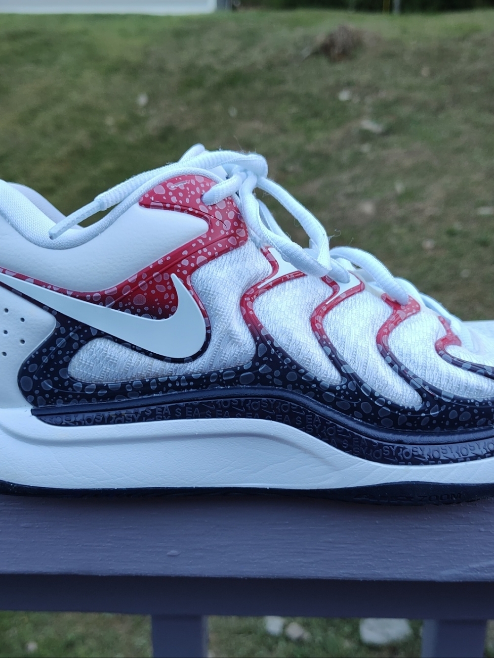 Nike Mens KD 17 USA. Size 8 White Red Navy Patterned Sneakers. VGUC.